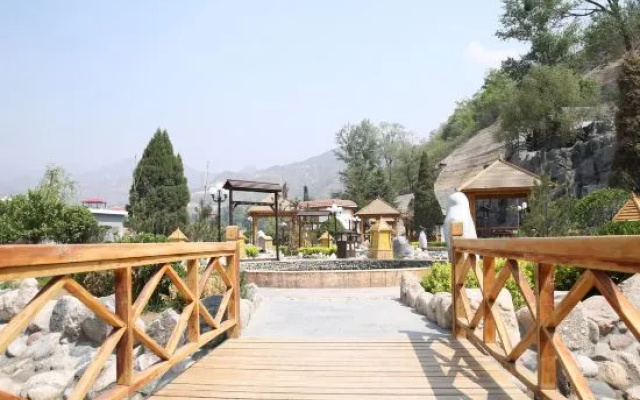 Linduo Hot Springs – Outside – Yangquan