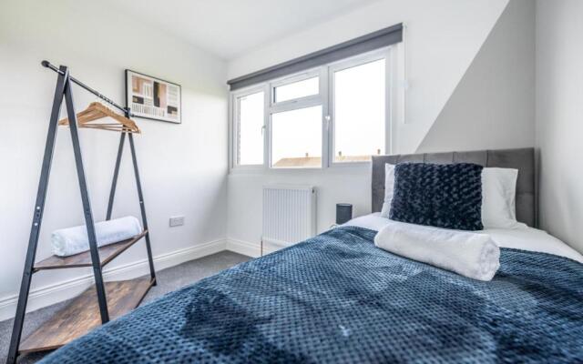 Spacious Modern 3 bed House Near Heathrow Airport