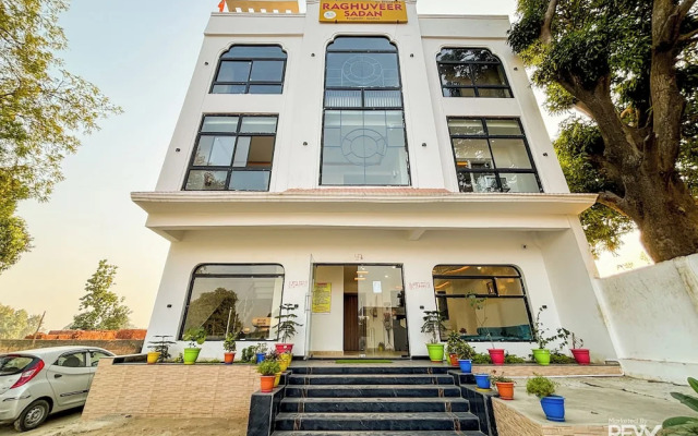 Raghuveer Sadan, Near Ram Mandir - 10 Min Walk
