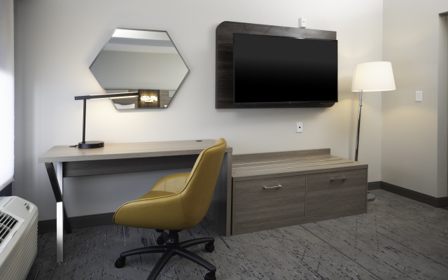 HOLIDAY INN EXPRESS & SUITES INDIANAPOLIS - EAST by IHG