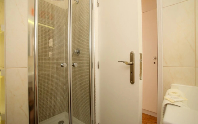 Johnny Ringo Family Apartment II