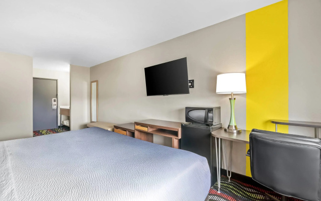 Super 8 by Wyndham Farmington