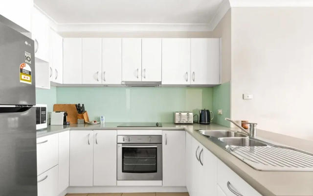 Lovely 2-bed With Balcony