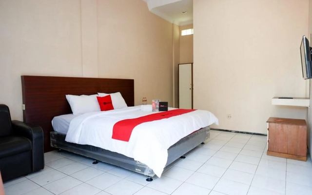 RedDoorz Plus near Stadion Wijaya Kusuma