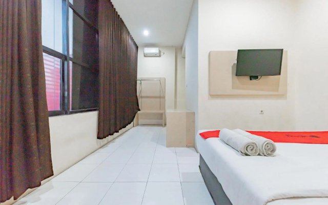 RedDoorz near Pasar Tarapung Siring Banjarmasin – Guest Rooms – Banjarmasin