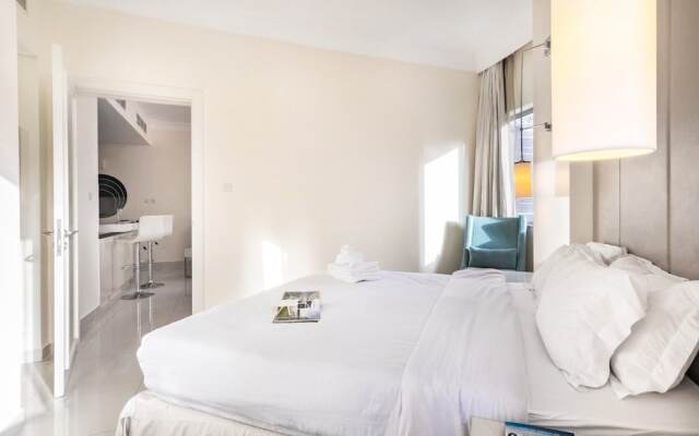 Amazing 1 BR Apartment Damac Mall Street