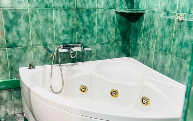 SPACIOUS Apt in Yerevan with JACUZZI Near Opera