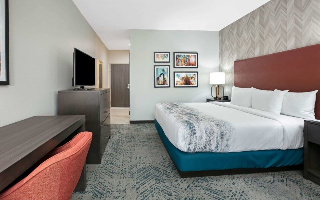 La Quinta Inn & Suites by Wyndham DFW West-Glade Parks
