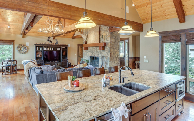 Hot Tub & Dock: Deschutes River All-season Retreat