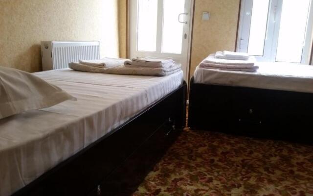 Payraviy Guest House - Hostel