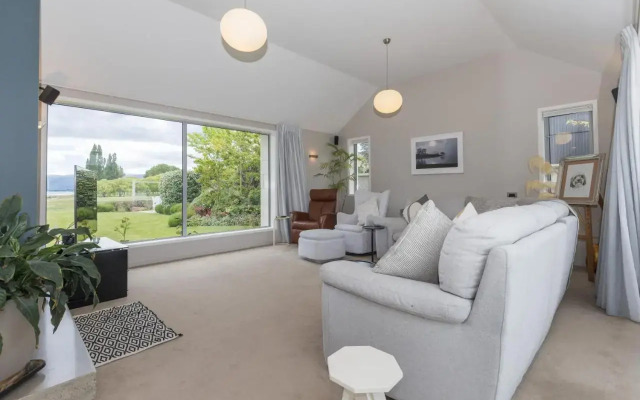 The Lakehouse - Cromwell Holiday Home