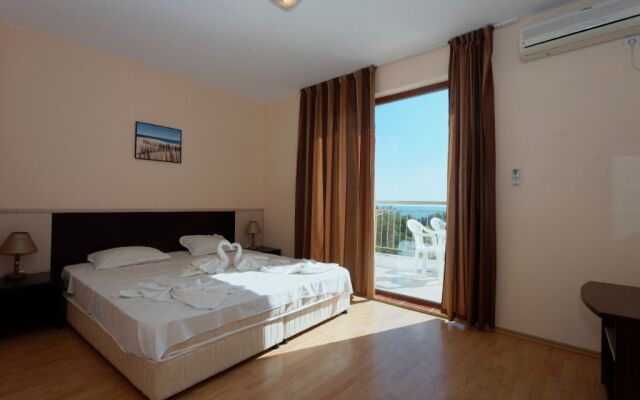 Hotel Vemara Club