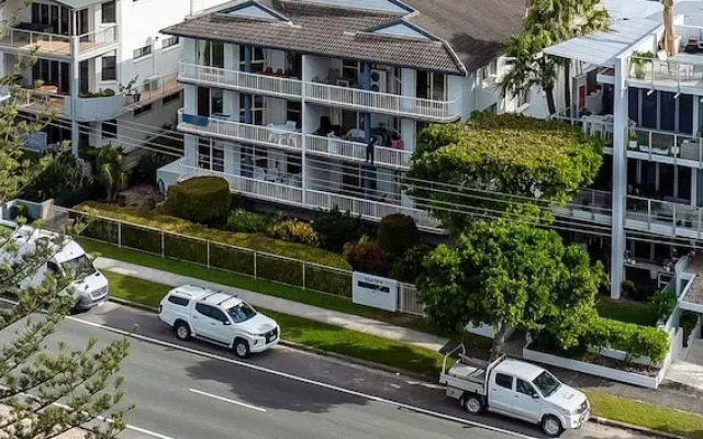 Marine Mirage - 2 Bedroom Apartment with Beachfront Vibes