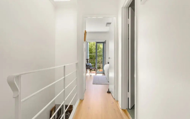 Spacious 2-bed Townhouse With a Lush Courtyard