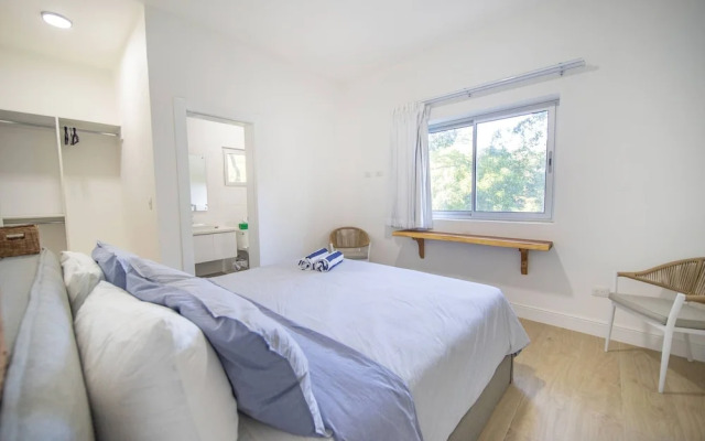 Caribbean Breeze - 2BR Apartment Close to Beach!