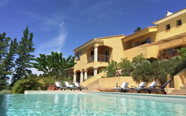 Opulent Villa in Le muy with Swimming Pool