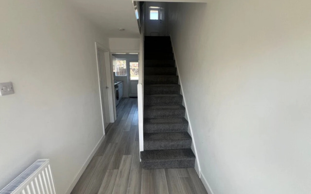 3 Bedroom House - Sleeps 6 & Free Parking