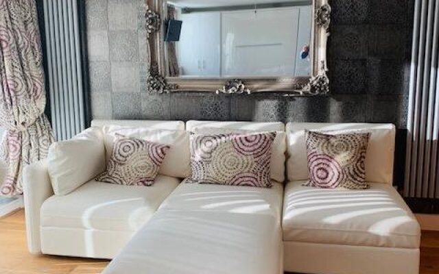 41 Millharbour by Crown Lawn