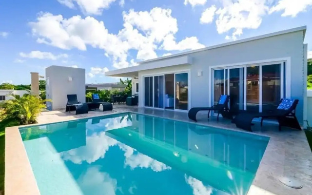 Professionally Decorated Open Concept Villa