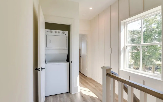 Upscale Home w/ 2 Balconies in Galveston!