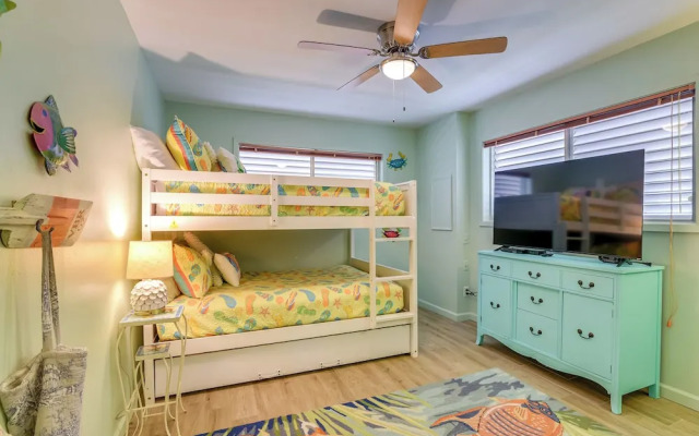 Private Dock & Kayaks: Coastal Gem in Galveston
