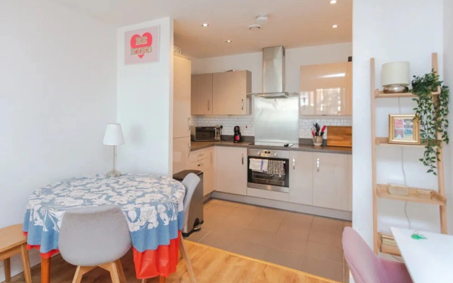 Fantastic 1 Bedroom Apartment in East London With Balcony