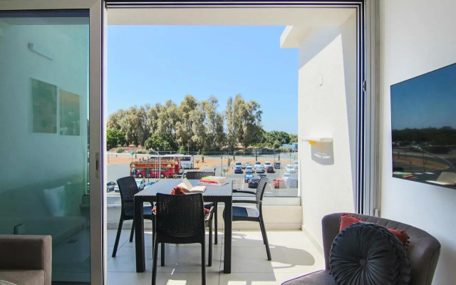 Phaedrus Living - Seaside Executive Flat Harbour 203