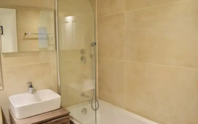 Modern 3 Bedroom Garden Flat in Tooting