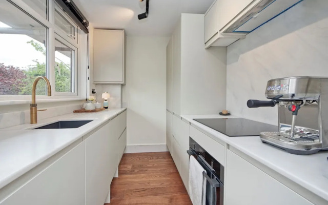 Luxury Designer Flat in Putney by Underthedoormat