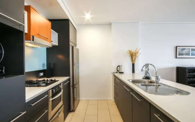 Large 3 Bedroom Apartment with River Views near the Stadium