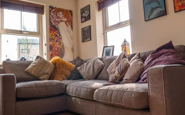 Modern Canalside City Townhouse - Parking & Garden