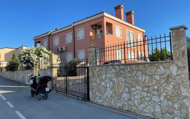 Medulin Luxury Apartments with beautiful garden 100 m from beach