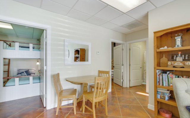 On-site Lake Access: Serene Waterloo Getaway