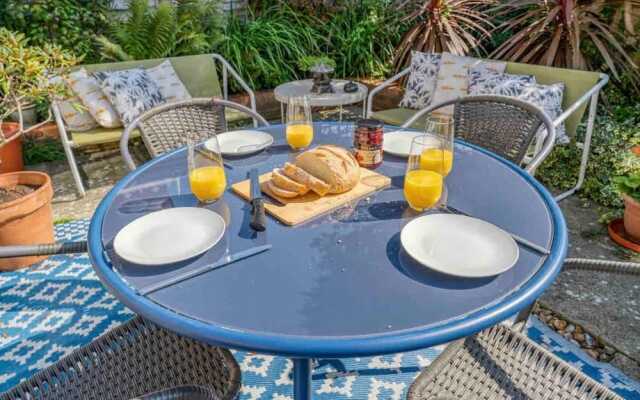 Beautifully Furnished Home - 5 Minutes to the Sea!