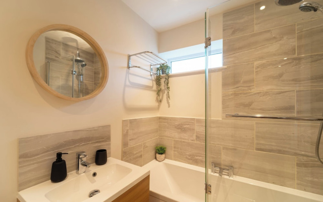 4 Bed House - Cheltenham & Gloucester - Sleeps 8