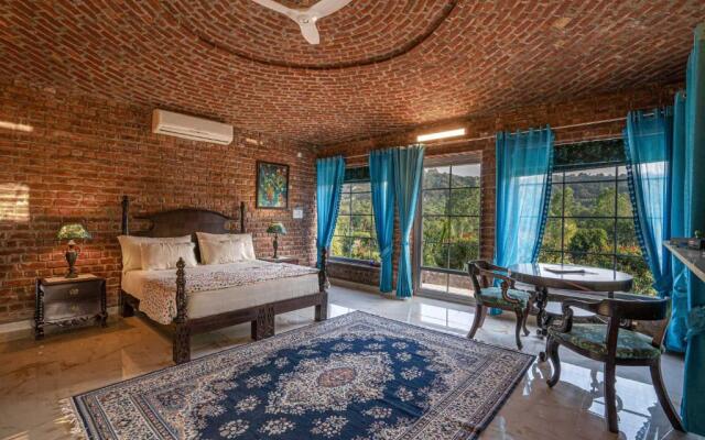 StayVista at Brickwood Hill with Outdoor Infinity Pool & Jacuzzi