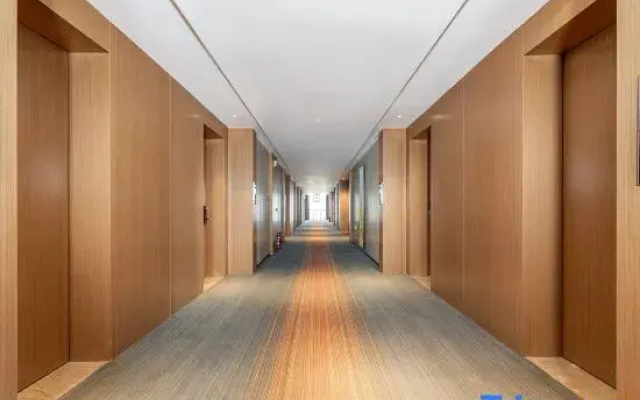 Ldyllic Holiday Inn Hotel