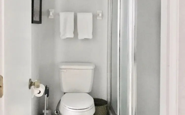 Quiet Convenient and Modern Haven