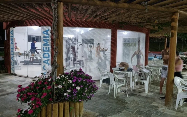 Frente ao Parque da Lagoa Quente, Apto particular com varanda e vista piscinas, com tela de proteção