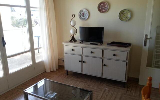 Apartment With Community Pool for 4 People