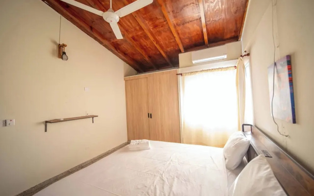 Colonial 2BR Apartment 2mins Walk to Beach!