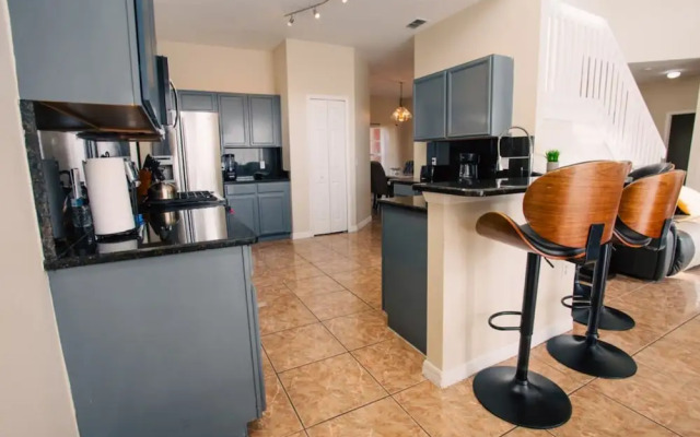 Cheerful 5 bed - 4 Bath Spacious Home