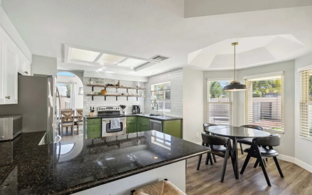 Red Mountain Retreat 5 BDR w/ Heated Pool!
