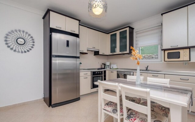 Flat With Sea View and Shared Pool in Bodrum