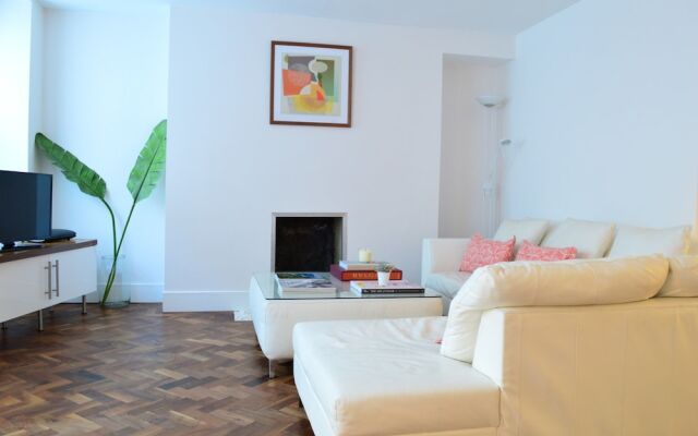 1 Bedroom Apartment With Terrace on Warren Street