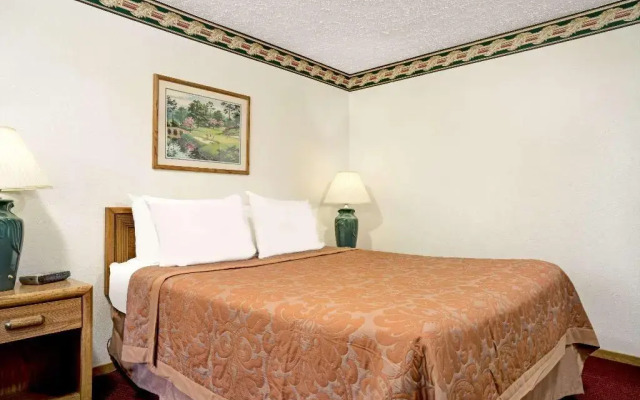 Super 8 by Wyndham Chaska