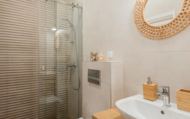 BOHO BEACH STUDIO su terasa ir baseinu