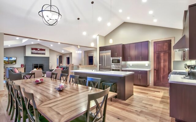 Redwood Lodge 7 Bedrooms 5.5 Bathrooms Home