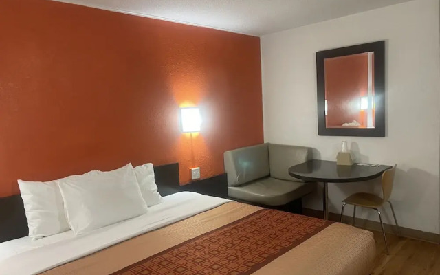 Regal 8 Inn & Suites