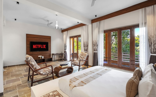 Still River Suites with Heated Pool, Jacuzzi by ELIVAAS
